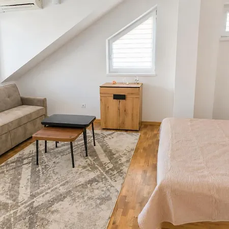 Spacious & Quiet 3br Apartment, Center & Sea Garden شقة